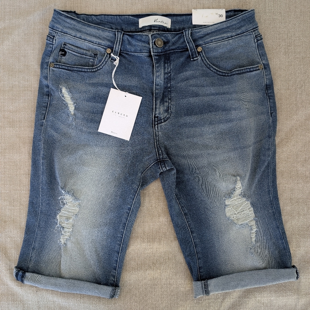 NWT KanCan Estilo Bermuda Shorts! Size 13/30!